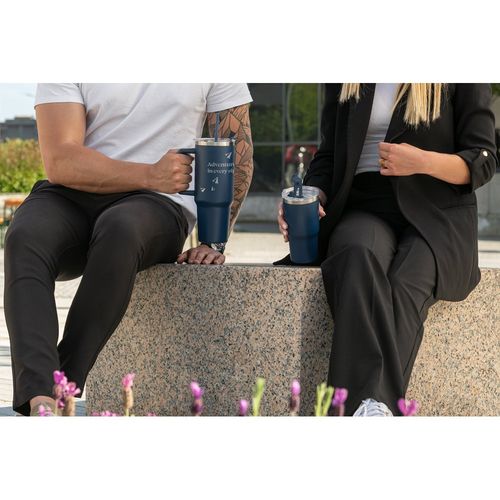 JOYNER XL. Grote roestvrijstalen reisbeker (91% gerecycled) met vacuüm geïsoleerde dubbele wand en een matte afwerking 1300 mL JOYNER XL. Grote roestvrijstalen reisbeker (91% gerecycled) met vacuüm geïsoleerde dubbele wand en een matte afwerking 1300 mL