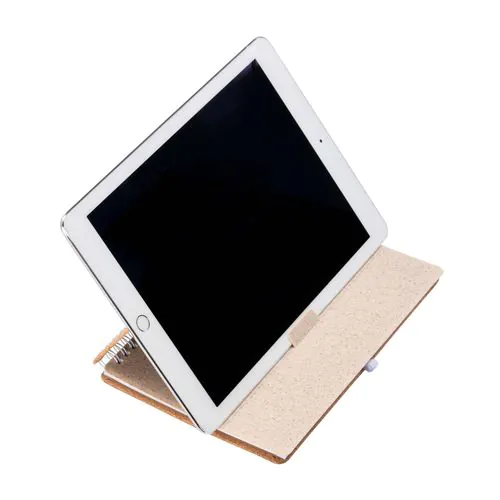 Carnet à anneaux en liège transformable en support pour téléphone portable.