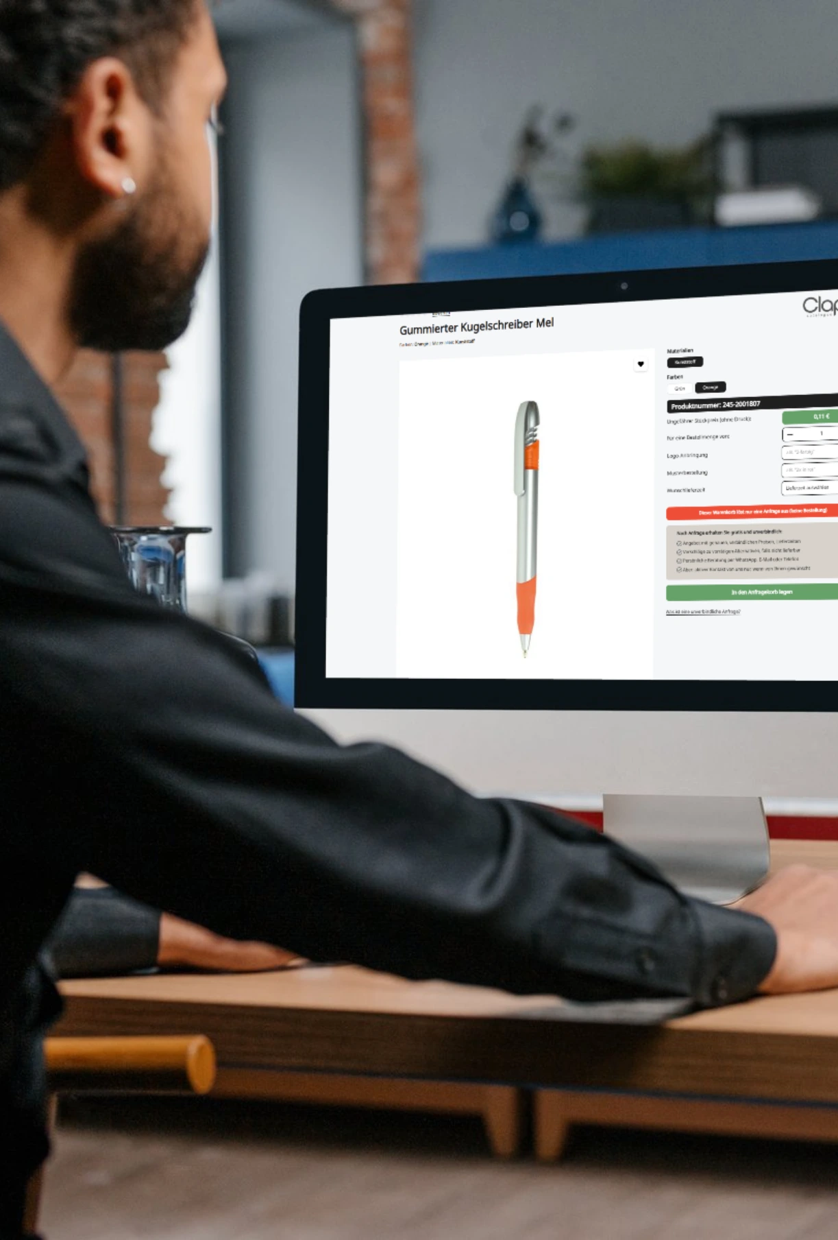 Blick über die Schulter auf einen Monitor, der den Produkt-Konfigurator im Shop zeigt – hier können Kunden einfach ihre Halloween Werbeartikel online bestellen und gestalten.