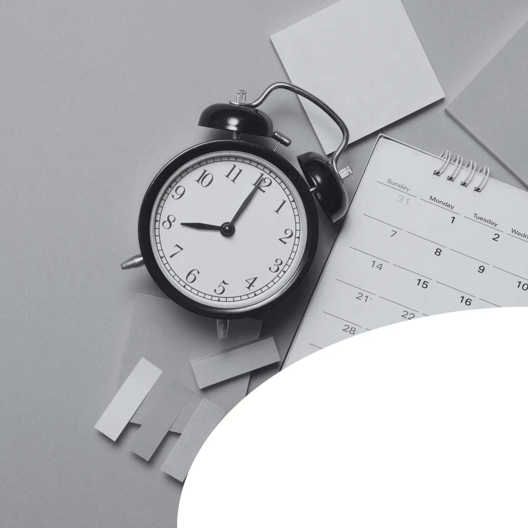 Lieferzeiten und Projektplanung Wecker und Kalenderblatt auf einem Schreibtisch, erinnert an die Wichtigkeit rechtzeitiger Planung und Berücksichtigung der Lieferzeiten beim Asien Import.