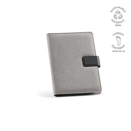 Cartella A5 Tolstoy in rPET. 64 fogli FSC e chiusura in rPU Cartella A5 Tolstoy in rPET. 64 fogli FSC e chiusura in rPU